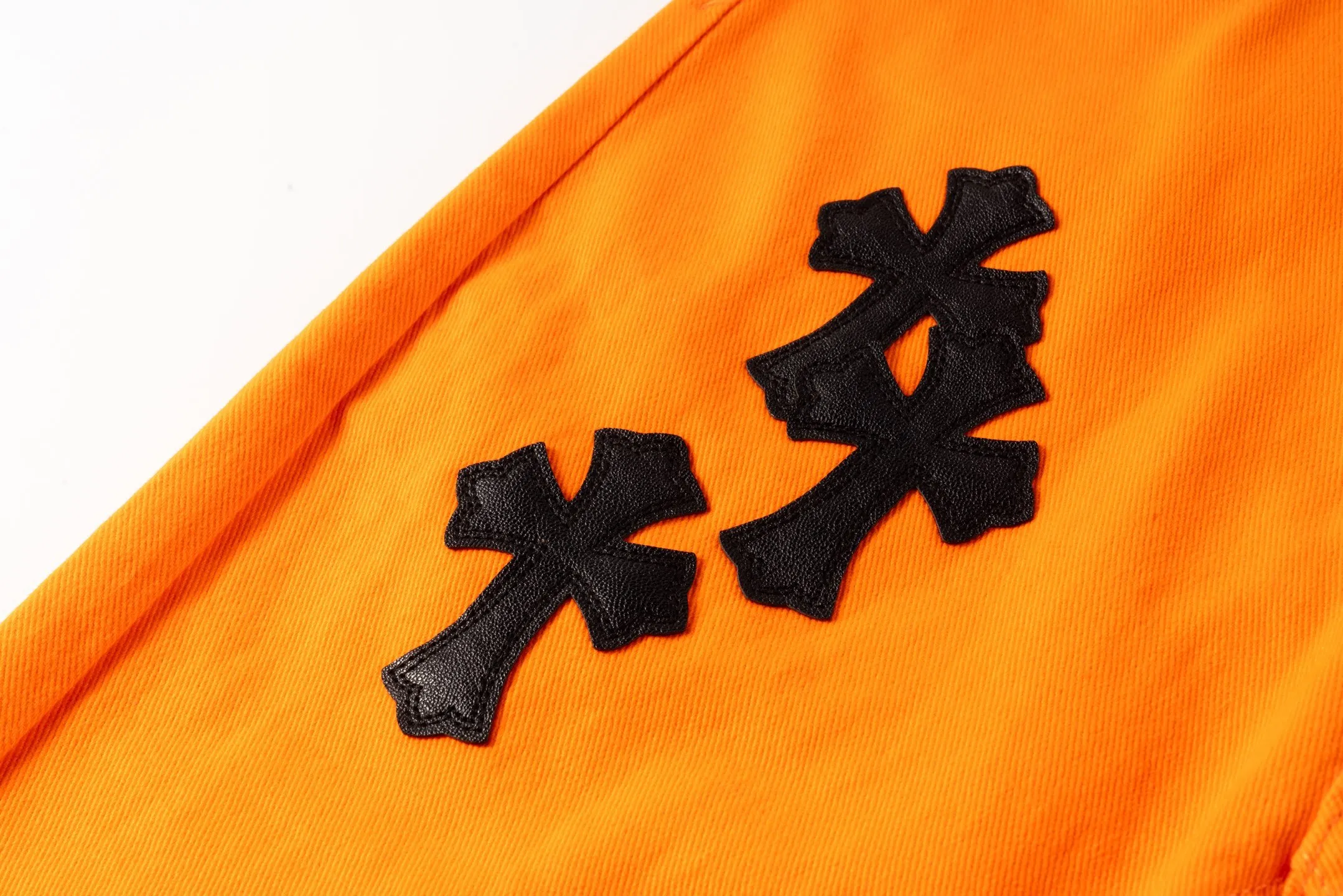 P240 Chrome Hearts/CH Chrome Hearts Virgil co-branded limited edition orange black leather cowboy bootcut jeans (orange) Chrome Hearts co-branded jeans are really amazing! 🔥 As a jeans lover, I am amazed by its workmanship and details! Same style for men and women, must-have Cow King Style No.: 1707# Color: Orange Size: 28 30 32 34 (S-XL)